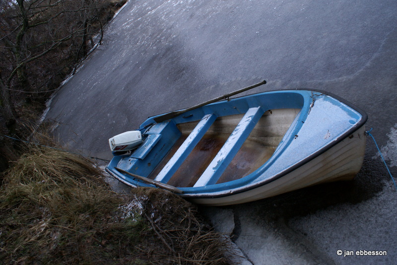 DSC01260.JPG - Båt i is vid Gåsahalsen
