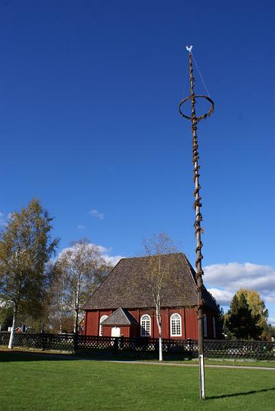 DSC04934.JPG - Amsbergs kapell - Midsommarstång