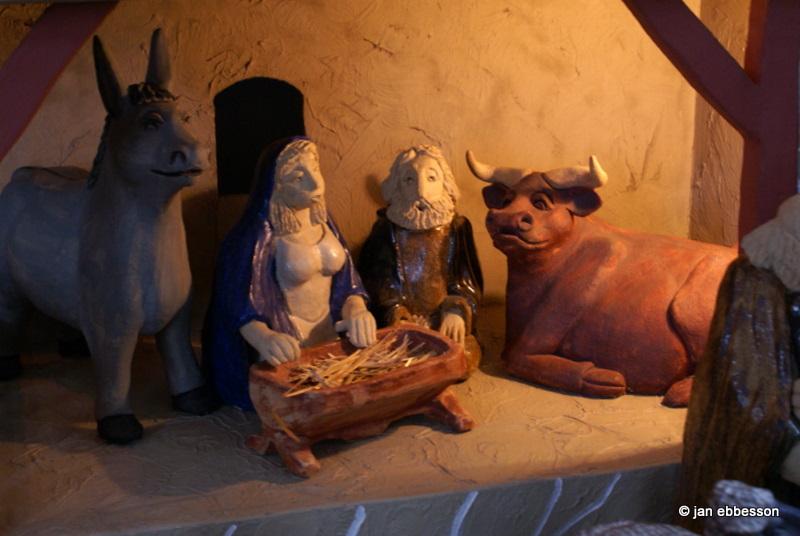 DSC05885.JPG - Julkrubban av keramik i Höganäs kyrka