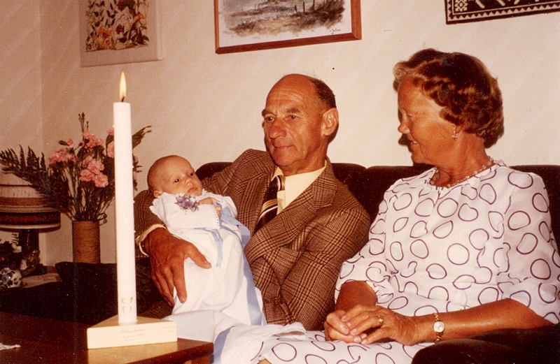 inga24.JPG - Första barnbarnet, Peter 1982