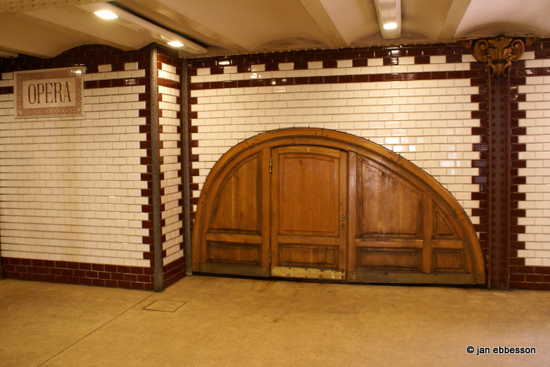DSC01776.JPG - Metro Linje M1 - världens äldsta som öppmade 1896