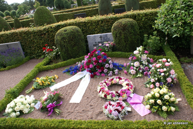 DSC04825.JPG - Vackra blommor på graven