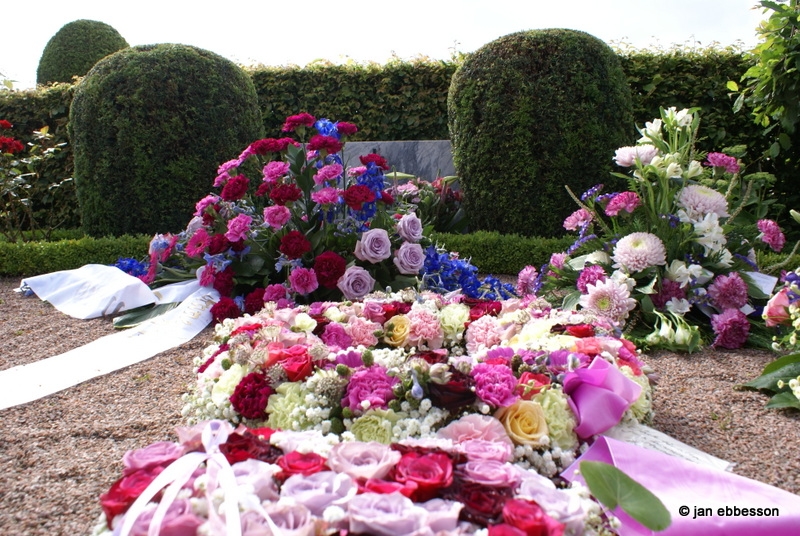 DSC04842.JPG - Vackra blommor på graven