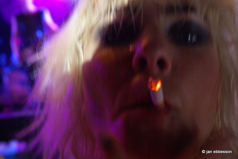 DSC08870.JPG - The Sounds med Maja Ivarsson nedanför Stora Scenen rakt framför min kamera . . . . . . jag kände röken