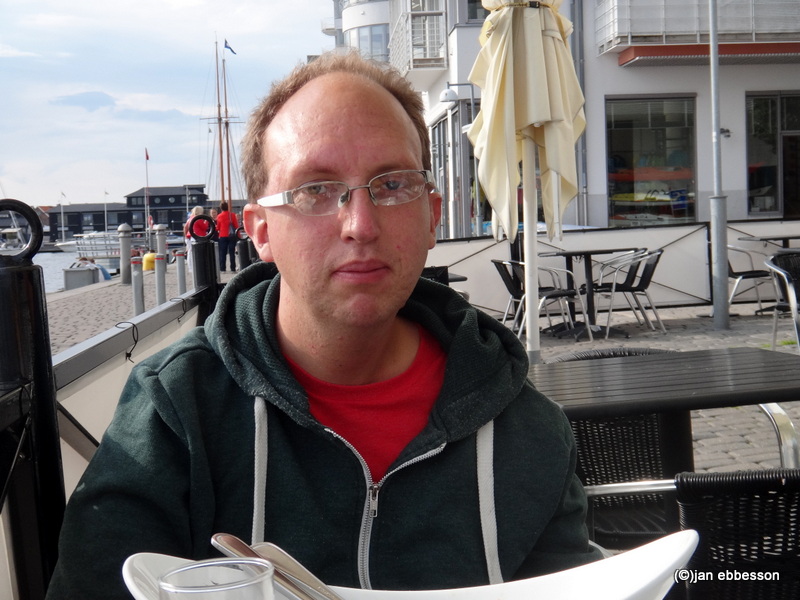 DSC04043.JPG - Johan äter kvällsmat i Helisngborg