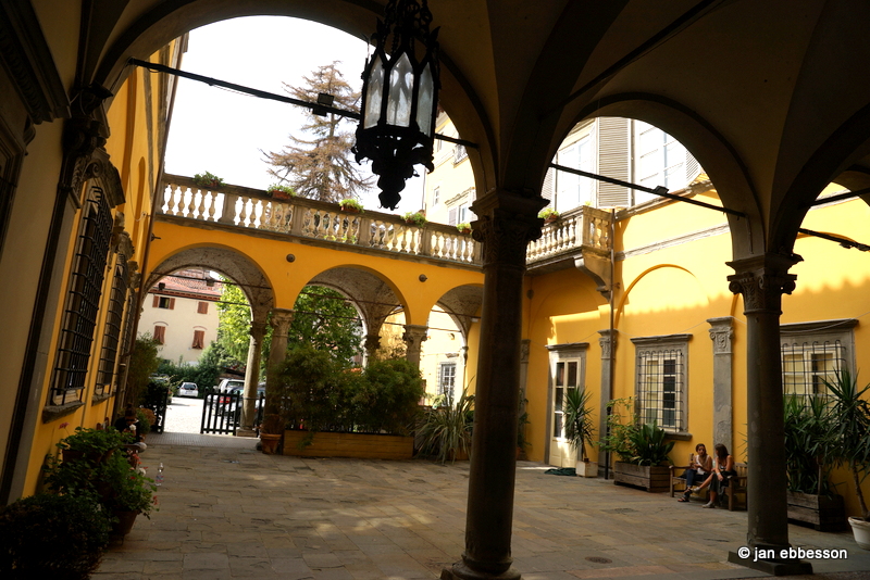DSC01548.JPG - En trevlig innergård i Lucca