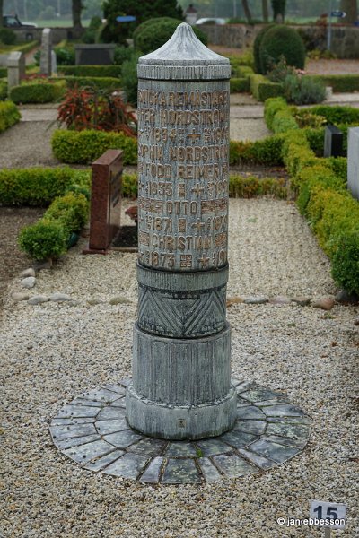 DSC02421.JPG - Gravsten på Väsby kyrkogård troligen gjord av Patrik Nordström åt sina föräldrar